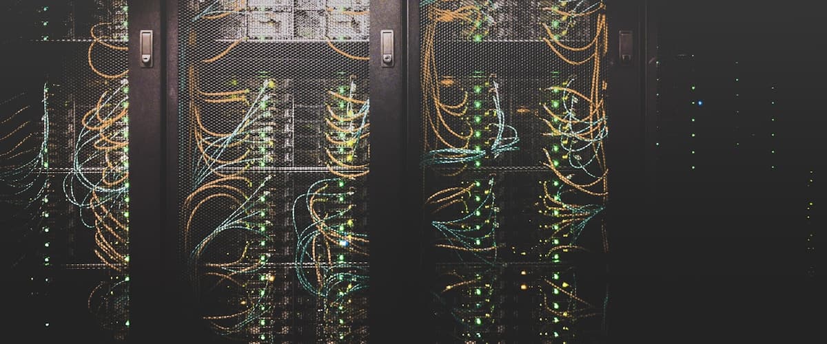 Câbles de fibre optique illuminés en bleu