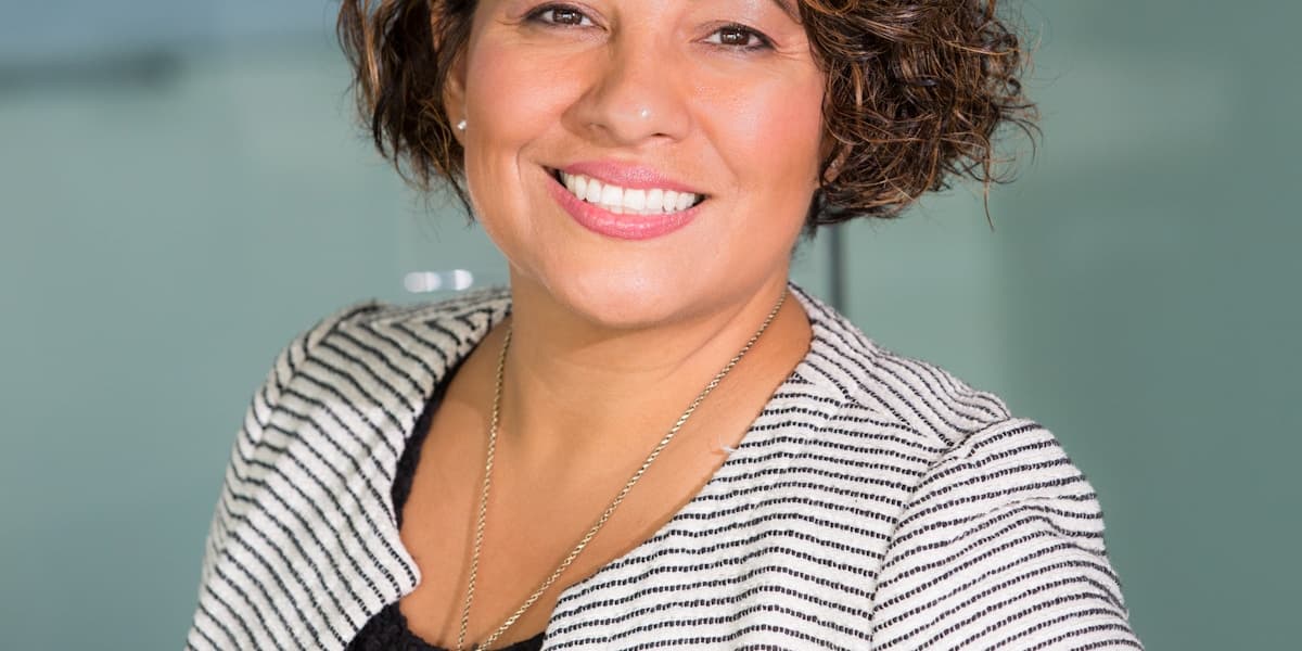 Professionnelle réfléchissant aux défis du freelance