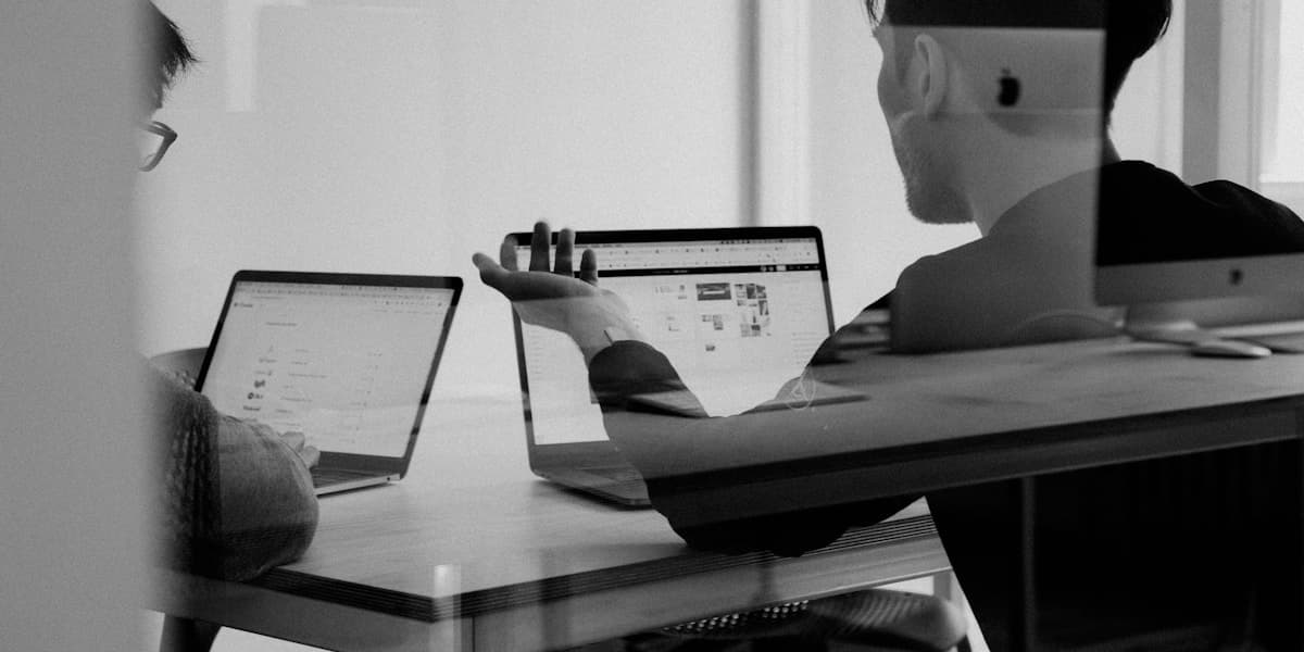 Équipe de freelances collaborant dans un espace de coworking moderne