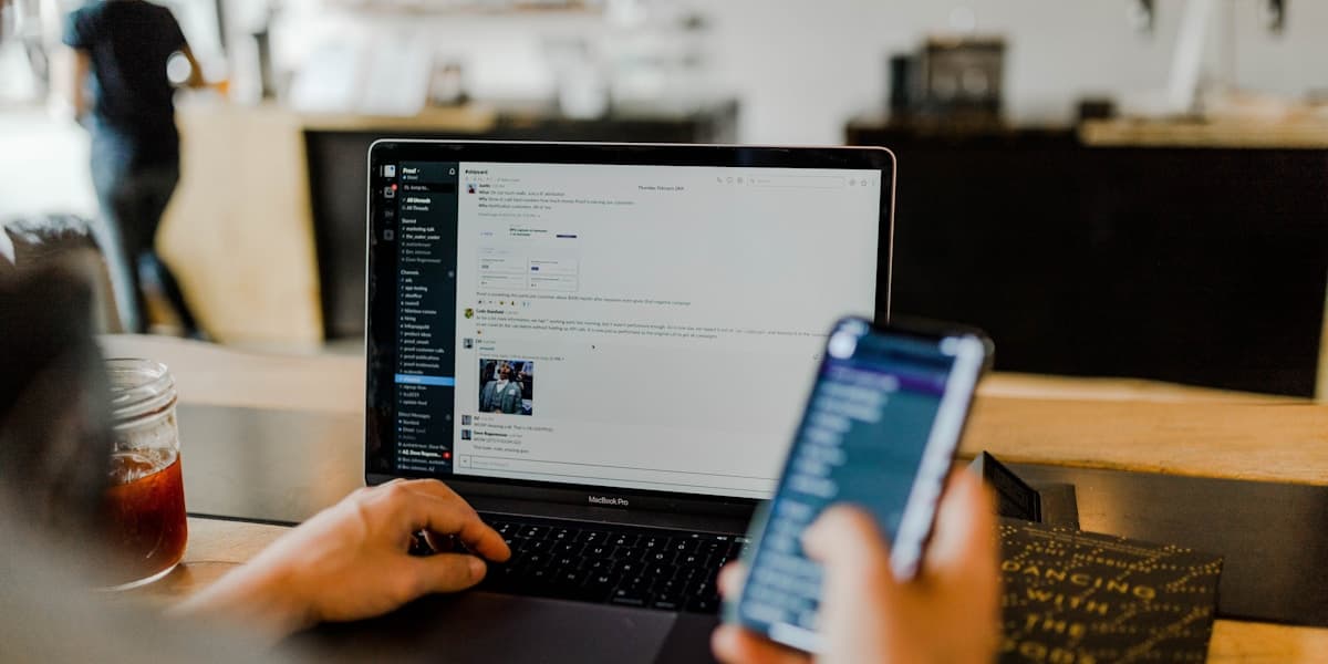 Sécurité mobile avec cadenas et protection des données sur smartphone