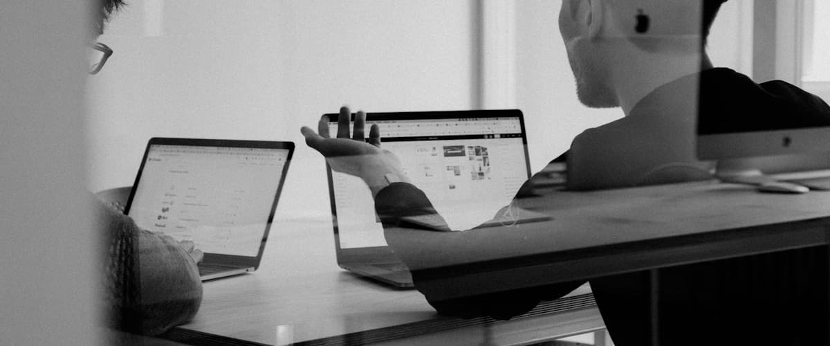 Collaboration d'équipe moderne avec outils numériques