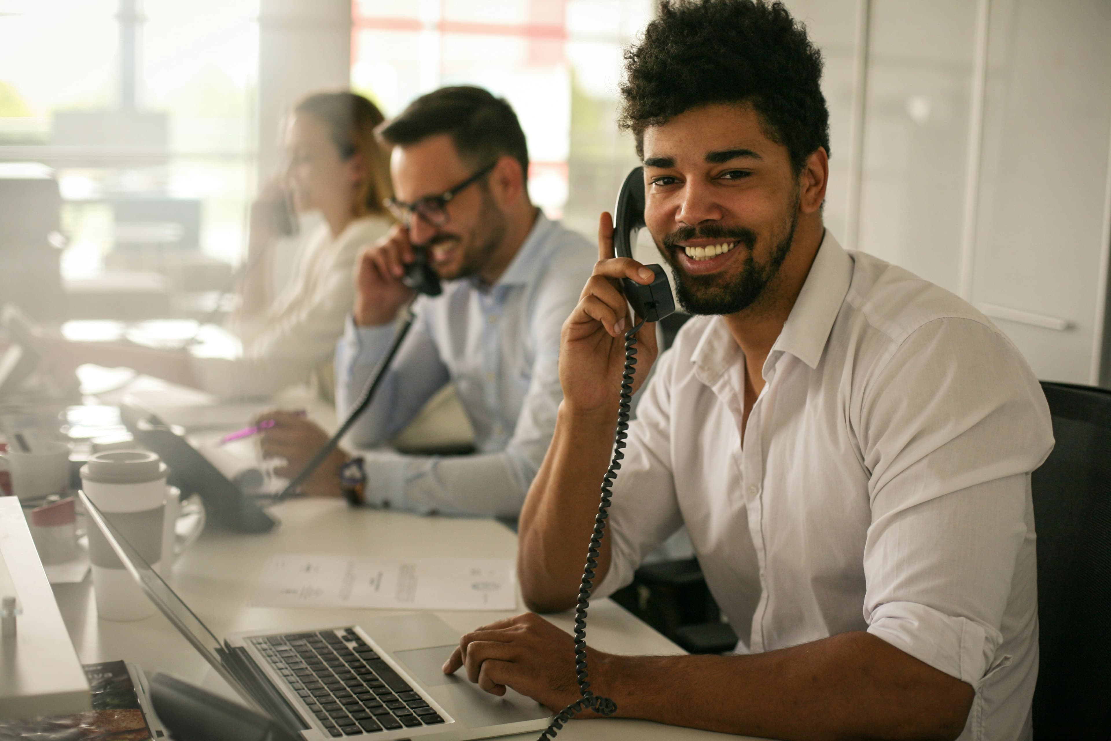 Professionnel utilisant la téléphonie d'entreprise