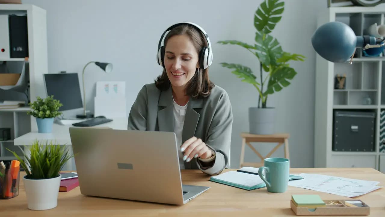 Professionnelle avec casque audio utilisant la téléphonie d'entreprise moderne