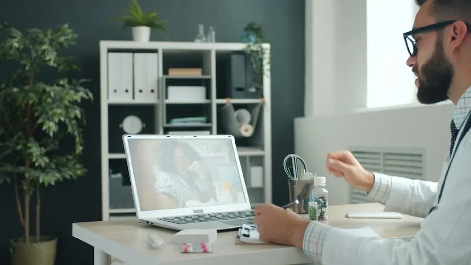 Professionnel de santé travaillant dans un bureau moderne sécurisé